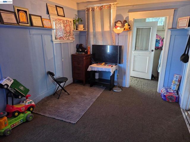 2859 E 9th Street, Oakland, CA 94601