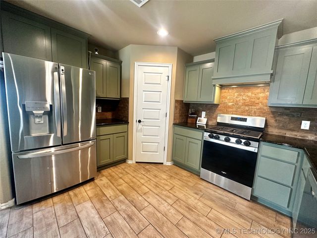 12005 E 108th Place N, Owasso, OK 74055