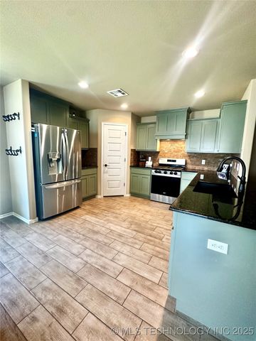 12005 E 108th Place N, Owasso, OK 74055