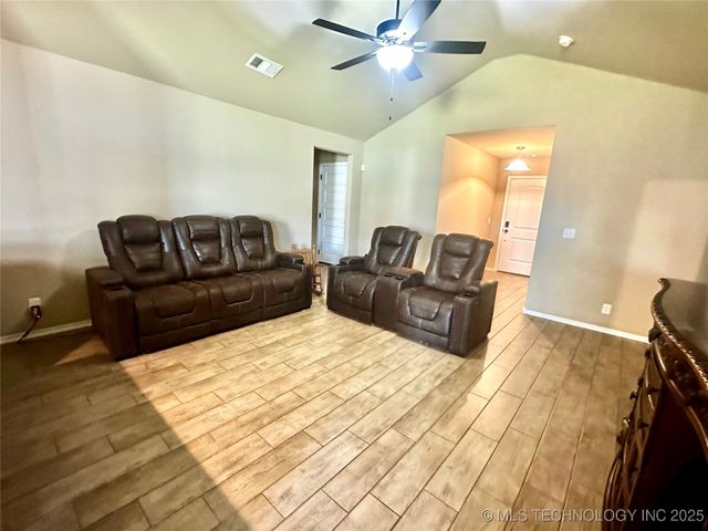 12005 E 108th Place N, Owasso, OK 74055