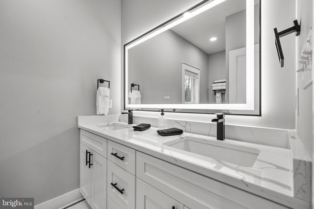 13537 HANGING ROCK LN, Lovettsville, VA 20180