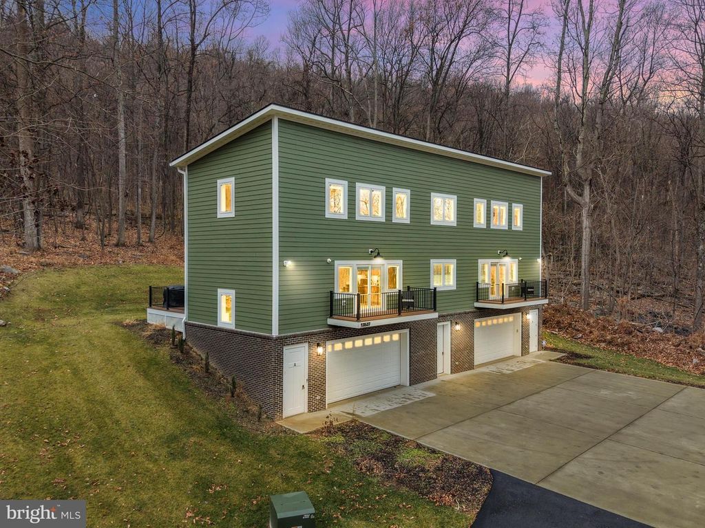 13537 HANGING ROCK LN, Lovettsville, VA 20180