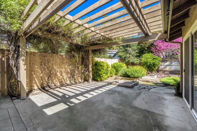 754 E Robin Lane, Fresno, CA 93730