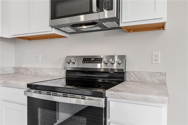 1608 SW 9th Street, Oak Grove, MO 64075