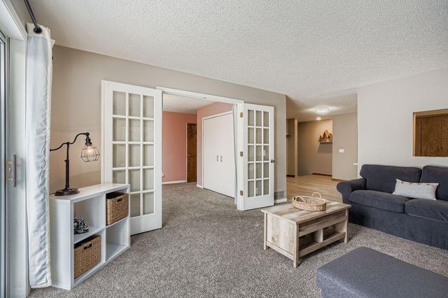 927 Pond View Court, Vadnais Heights, MN 55127