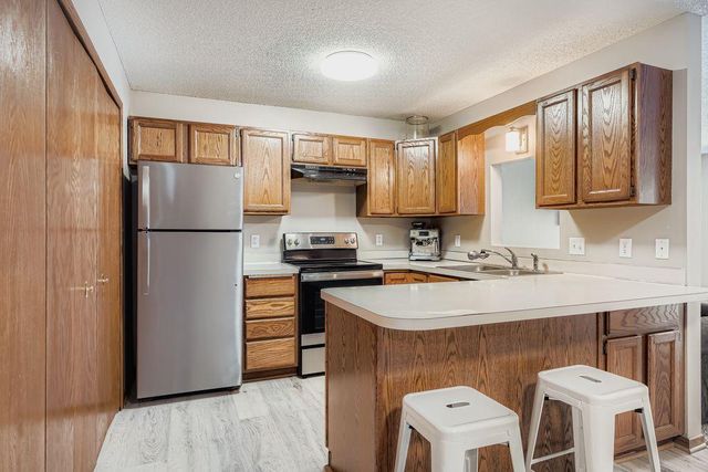 927 Pond View Court, Vadnais Heights, MN 55127