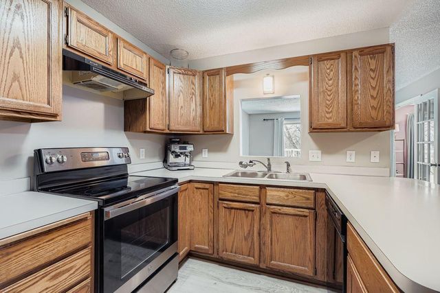 927 Pond View Court, Vadnais Heights, MN 55127