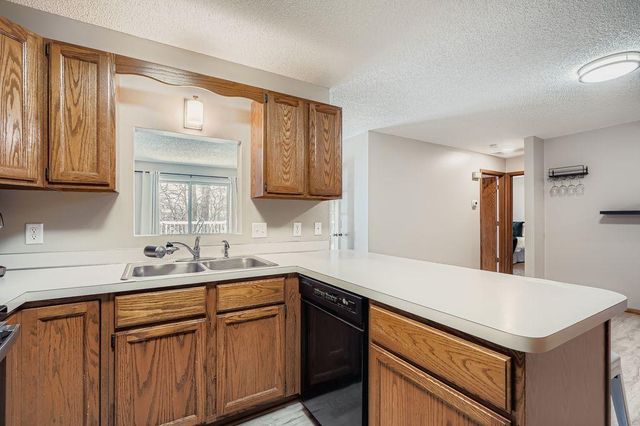 927 Pond View Court, Vadnais Heights, MN 55127