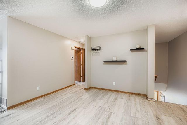 927 Pond View Court, Vadnais Heights, MN 55127