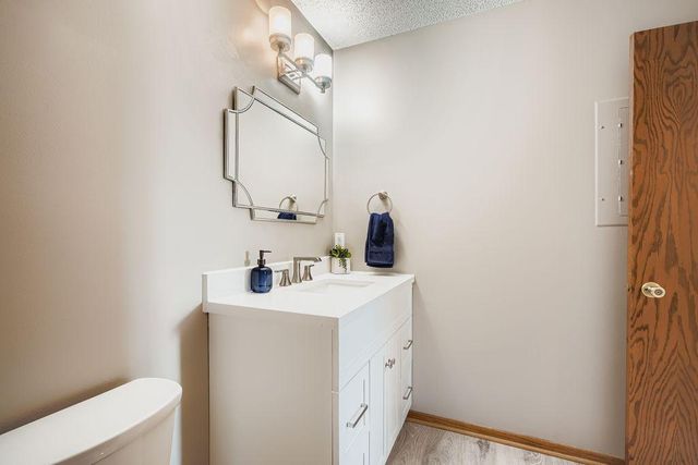 927 Pond View Court, Vadnais Heights, MN 55127