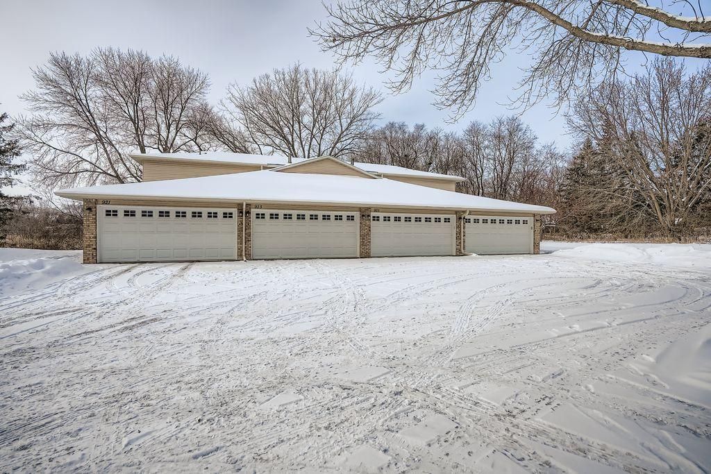 927 Pond View Court, Vadnais Heights, MN 55127