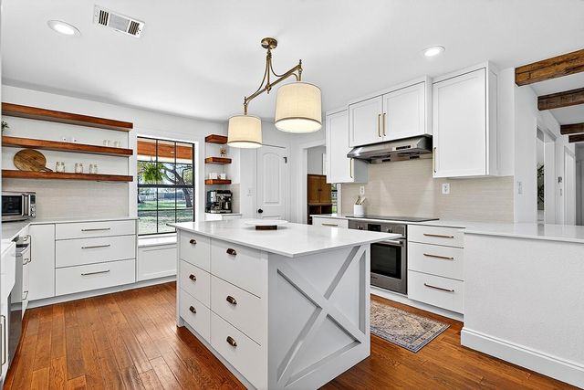 301 Medlin Creek LOOP, Dripping Springs, TX 78620