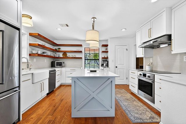 301 Medlin Creek LOOP, Dripping Springs, TX 78620