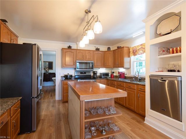 11688 River Crest DR, Gloucester, VA 23061