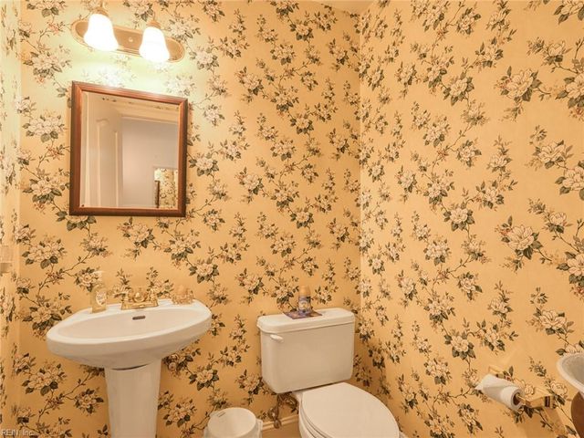 11688 River Crest DR, Gloucester, VA 23061