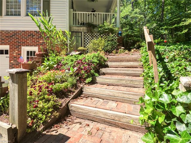 11688 River Crest DR, Gloucester, VA 23061