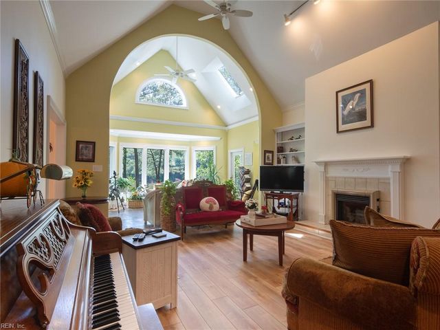 11688 River Crest DR, Gloucester, VA 23061