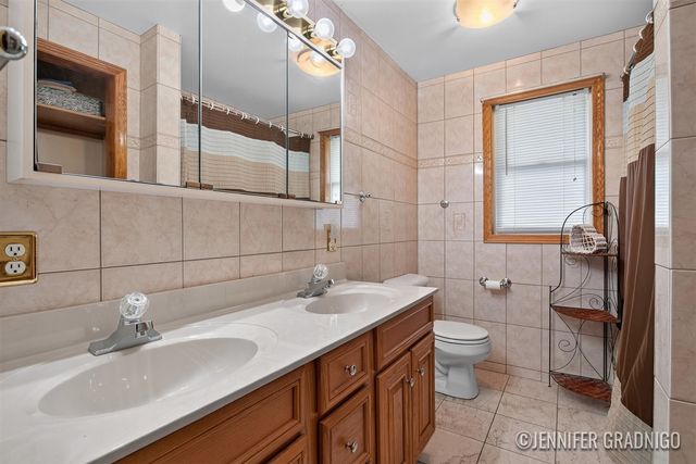 943 Grandridge Court, Holland, MI 49423