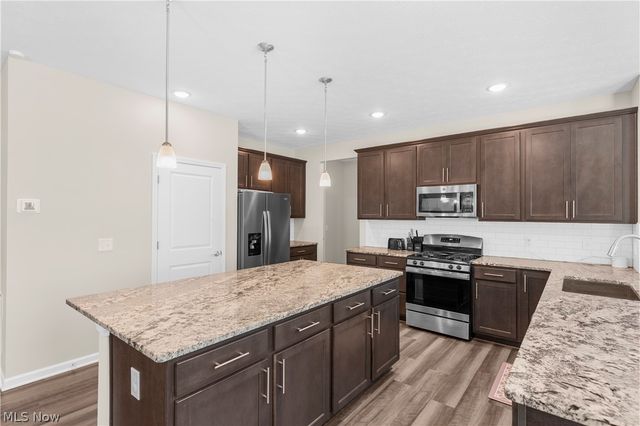 1220 Selena Grove, Uniontown, OH 44685