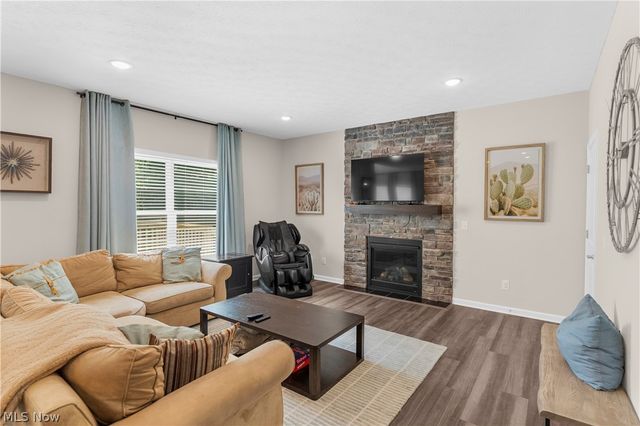 1220 Selena Grove, Uniontown, OH 44685