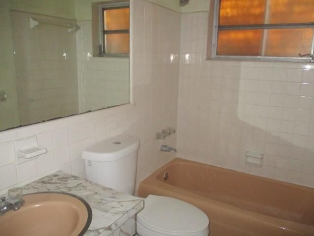 4595 NW 43rd Ct, Lauderdale Lakes, FL 33319