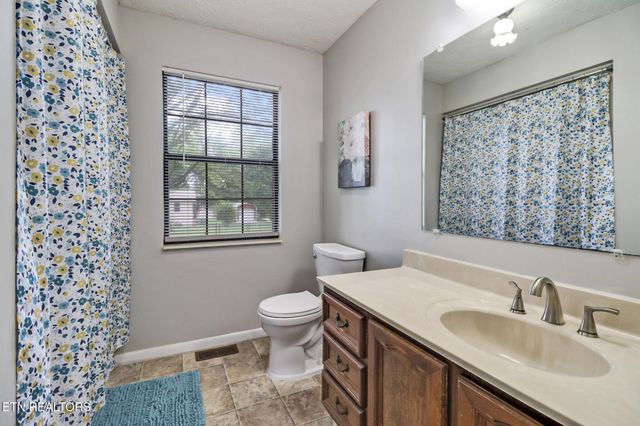 1049 Lincoln Rd, Jamestown, TN 38556