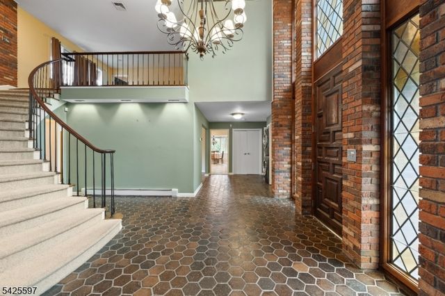 77 Macarthur Dr, Clifton City, NJ 07013