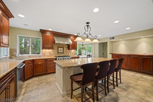 77 Macarthur Dr, Clifton City, NJ 07013