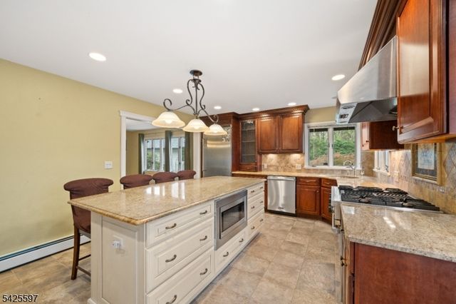 77 Macarthur Dr, Clifton City, NJ 07013