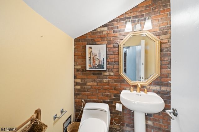 77 Macarthur Dr, Clifton City, NJ 07013