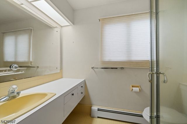 77 Macarthur Dr, Clifton City, NJ 07013