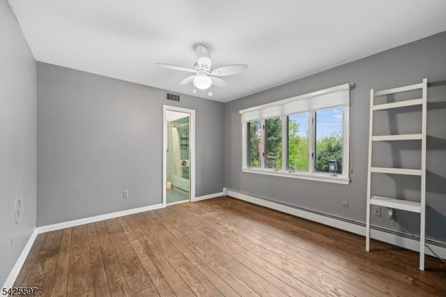 77 Macarthur Dr, Clifton City, NJ 07013