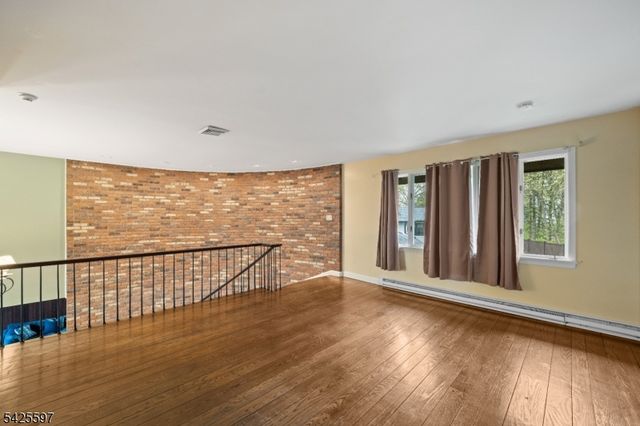 77 Macarthur Dr, Clifton City, NJ 07013