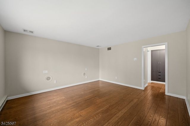 77 Macarthur Dr, Clifton City, NJ 07013