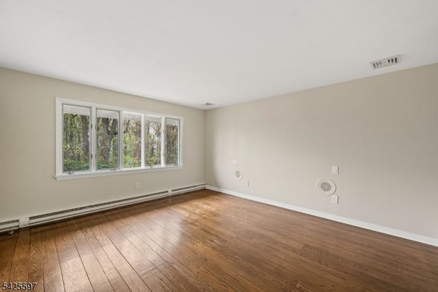 77 Macarthur Dr, Clifton City, NJ 07013