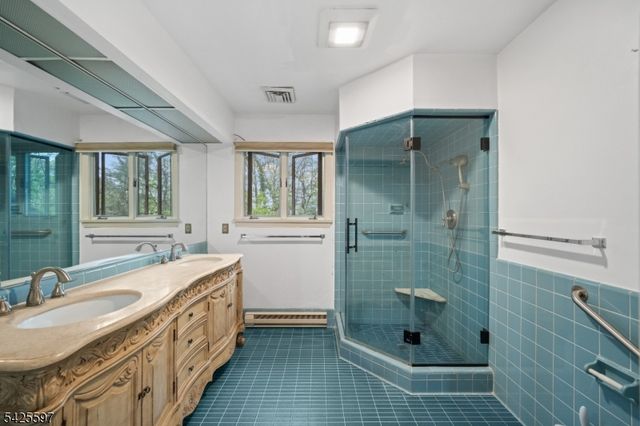 77 Macarthur Dr, Clifton City, NJ 07013