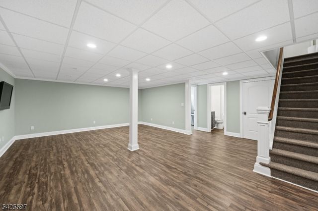 77 Macarthur Dr, Clifton City, NJ 07013