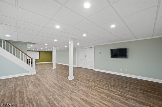 77 Macarthur Dr, Clifton City, NJ 07013