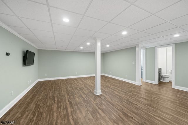 77 Macarthur Dr, Clifton City, NJ 07013