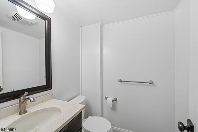 77 Macarthur Dr, Clifton City, NJ 07013