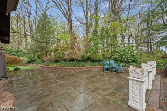 77 Macarthur Dr, Clifton City, NJ 07013