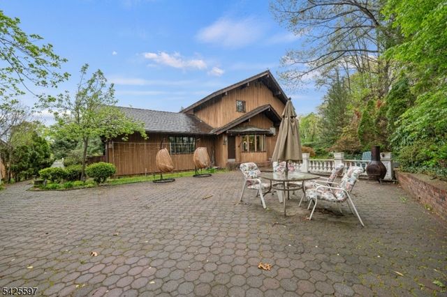 77 Macarthur Dr, Clifton City, NJ 07013