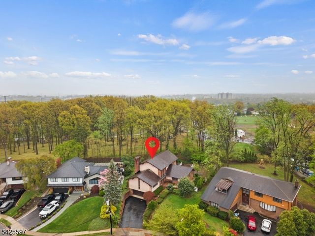 77 Macarthur Dr, Clifton City, NJ 07013