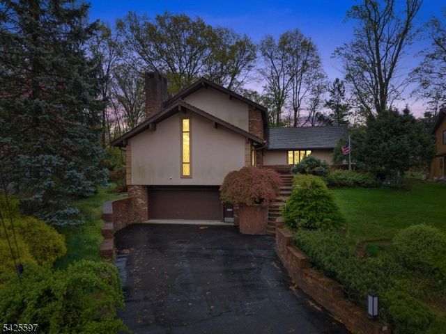 77 Macarthur Dr, Clifton City, NJ 07013