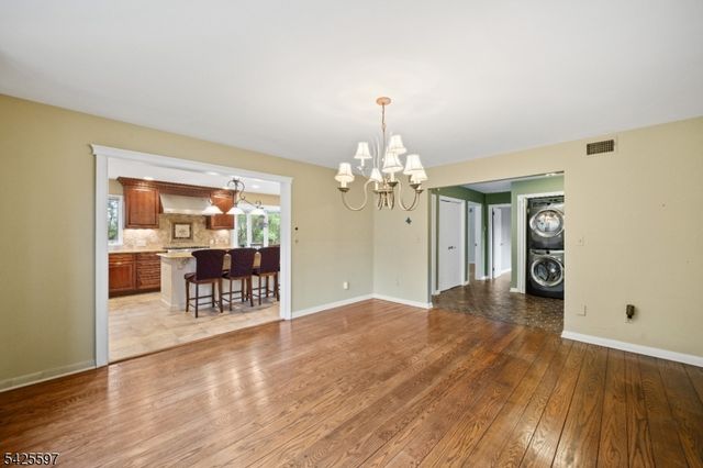 77 Macarthur Dr, Clifton City, NJ 07013