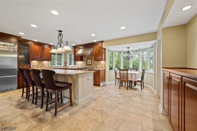 77 Macarthur Dr, Clifton City, NJ 07013