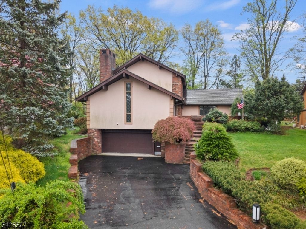 77 Macarthur Dr, Clifton City, NJ 07013