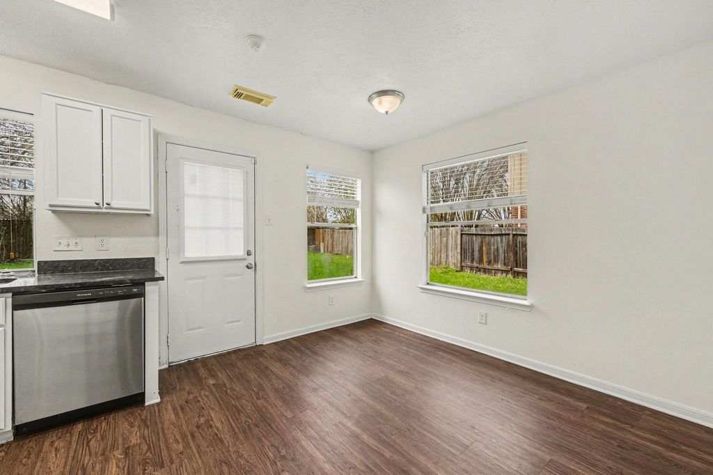 Image 10 of property listing at 15923 Mission Glen Drive, Houston, TX 77083