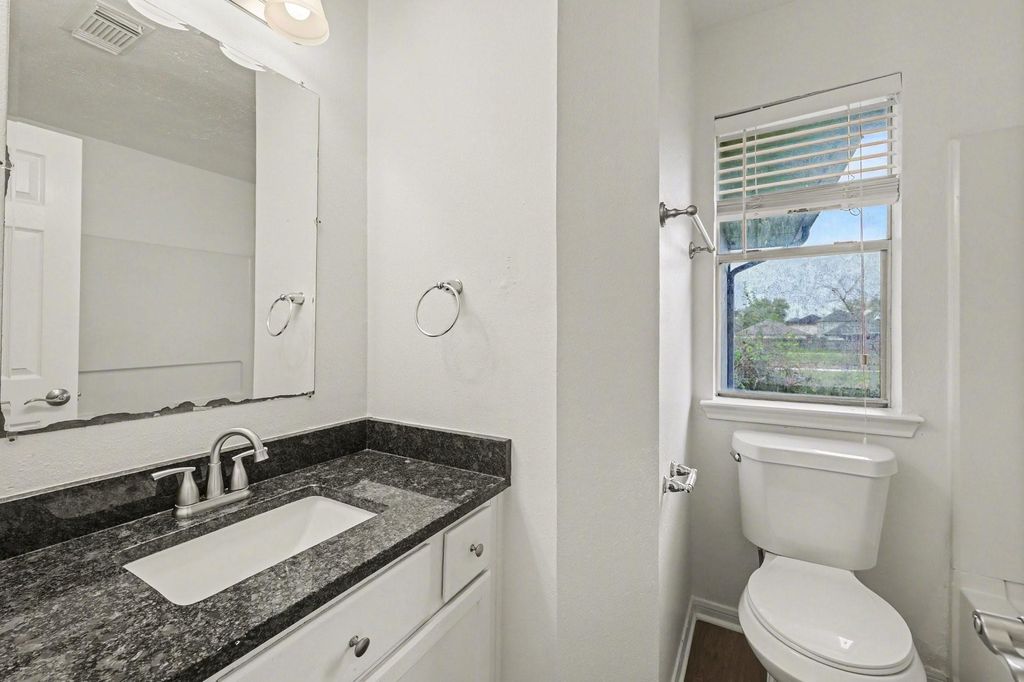 Image 11 of property listing at 15923 Mission Glen Drive, Houston, TX 77083