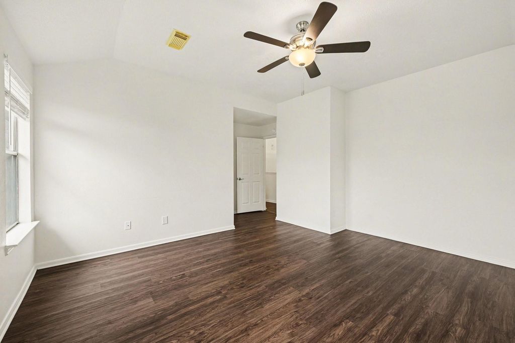 Image 12 of property listing at 15923 Mission Glen Drive, Houston, TX 77083